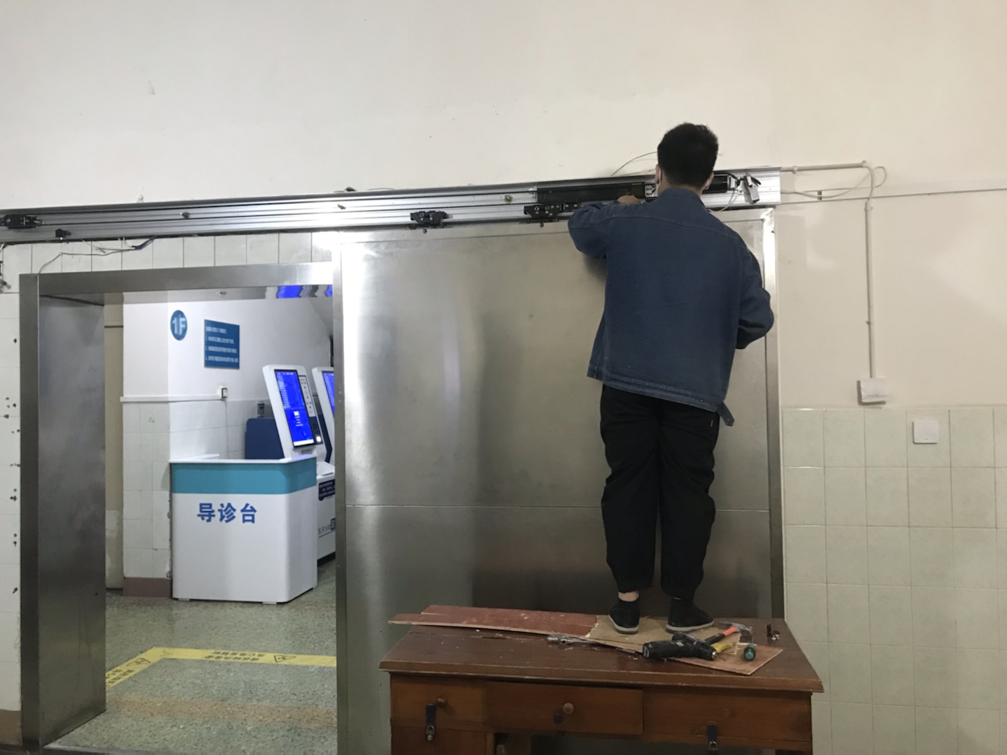 面對(duì)四川地區(qū)頻繁的地震，應(yīng)該如何延長(zhǎng)防輻射鉛門的使用壽命呢